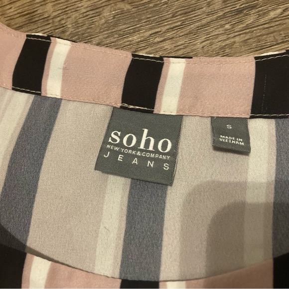 Striped blouse with cute ties on the sleeves 💖💖 - Picture 3 of 3